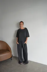 Pantalón negro de algodón y viscosa, con estampado de lunares blancos y corte holgado.