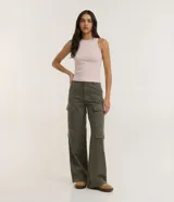 Musculosa básica femenina de Blue Steel confeccionada en tejido rib acanalado de algodón, con cuello redondo y diseño ajustado.
