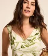 Blusa sin mangas Marfinno de viscolino, con escote en V y estampa de follaje verde sobre fondo beige. Cuenta con breteles anchos fruncidos.