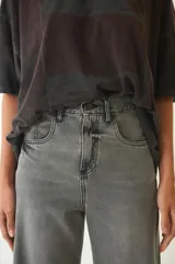 Pantalón de jean con corte baggy de tiro medio, diseño de cinco bolsillos y acabado desgastado en tono gris oscuro.