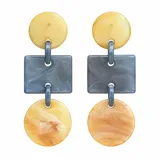 Aros colgantes de resina formados por tres piezas articuladas: un círculo superior amarillo, un rectángulo central gris y un círculo inferior en tonos marrones y amarillos.