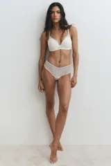 Soutien push-up de encaje blanco con aros y copas acolchadas que realzan el busto y el escote. Breteles ajustables y cierre de corchetes en la espalda.