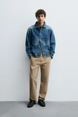 Pantalón chino de corte recto confeccionado en tejido ligero de algodón con estructura canvas. Presenta bolsillos frontales, bolsillos traseros de vivo y cierre frontal con cremallera y botón.