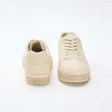 Zapatillas de lona color beige claro con detalles en eco-cuero al tono y suela revestida en esparto trenzado.