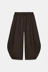 Pantalón de mujer color marrón oscuro, tiro medio, con cintura elástica y pierna ancha con mucho volumen y caída.