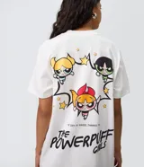 Remera blanca de algodón con cuello redondo, mangas cortas y estampa frontal de Las Chicas Superpoderosas con elementos gráficos de la serie.