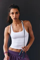Musculosa blanca de punto liso y elástico, con escote cuadrado y breteles anchos.