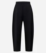 Pantalón de corte barrel con piernas anchas y cintura cónica, confeccionado en tejido de modal con acabado liso. Presenta cintura elástica con lazo ajustable y diseño fluido.