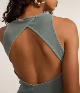Vestido midi de rib de algodón color verde grisáceo, sin mangas, con cuello redondo, textura acanalada y recorte abierto en la espalda. Presenta un efecto marmolizado.