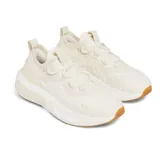 Championes de running Under Armour modelo Phantom 4, color beige con suela de goma color caramelo. Presentan un diseño de tejido de punto con cuello elástico, contrafuerte de TPU en el talón y amortiguación UA HOVR+.