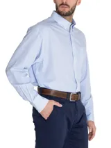 Camisa de manga larga RKF con diseño a cuadros en tonos celeste y blanco. Presenta cuello abotonado, bolsillo en el pecho con logo bordado y tecnología wrinkle-free.