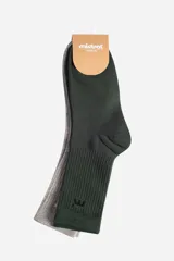 Pack de dos pares de medias 3/4 de tejido suave y flexible, una en color verde oscuro y otra en gris melange. Ambas presentan un diseño liso con el logo de la marca tejido en la parte inferior de la caña.