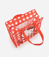 Bolsa de compras con estructura firme, confeccionada en polipropileno con estampado de cuadros vichy en color rojo y blanco. Presenta un diseño frontal con el personaje Hello Kitty y detalles de moños, con asas reforzadas para mayor resistencia.