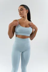 Top deportivo color ladrillo, con breteles finos y espalda deportiva.