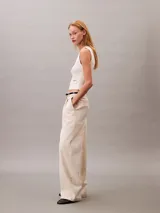 Sweater sin mangas de calce ajustado, confeccionado en tejido de punto acanalado con cuello redondo. Presenta un pequeño bordado con el logo de la marca en el lateral inferior.
