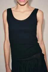Camiseta de tirantes anchos confeccionada en algodón con textura acanalada. Presenta escote redondo con detalle de aplicación de tejido tipo tul a tono y bajo recto.