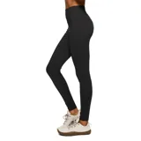 Calza deportiva de tiro alto en color negro, con diseño ajustado y bolsillos laterales integrados.