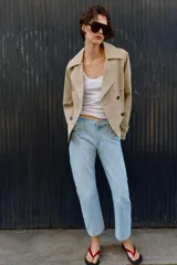 Jeans de tiro medio con cinco bolsillos, pernera recta y corte cropped. Cierre frontal con cremallera y botón.