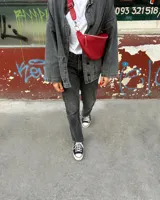 Riñonera de cuero natural color rojo, con diseño curvo, correa regulable y cierre metálico frontal. Cuenta con bolsillo interior y exterior, y forro interno.