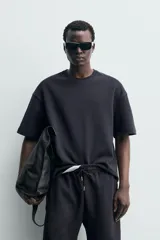 Sudadera de manga corta con corte relajado, confeccionada en tejido interlock de algodón con elasticidad y cuello redondo.
