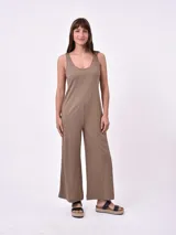 Monoprenda (jumpsuit) de una sola pieza, color marrón oscuro, sin mangas y con escote redondo. Presenta un corte holgado con piernas anchas estilo palazzo.