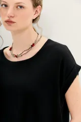 Remera negra de manga corta con escote en V y calce holgado.