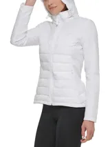 Campera ligera Calvin Klein con diseño de técnica mixta, que combina paneles acolchados en el frente con mangas y laterales lisos. Cuenta con cuello alto, capucha ajustable, cierre frontal de cremallera y bolsillos laterales invisibles.