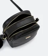 Bolso pequeño femenino de PU color blanco, con correa para cruzar, cierre de cremallera, divisorias internas y pompón decorativo.