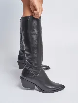 Bota de cuero color marrón, con taco cuadrado y punta fina.