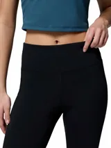 Calza deportiva larga de tiro alto Columbia, color negro, con cintura de compresión y tejido elástico con tecnología hidróabsorbente.