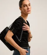 Blusa de viscosa color negro con estampado de rayas horizontales plateadas, cuello redondo y mangas cortas.