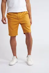 Bermuda tipo chino de gabardina, con cierre y botón frontal, bolsillos laterales y traseros, y dobladillo en el ruedo.