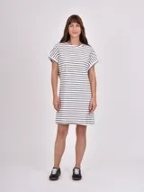 Vestido corto de manga corta, color blanco con rayas horizontales negras, cuello redondo y corte holgado.