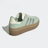 Championes Adidas Gazelle Bold color verde agua con detalles plateados y suela de plataforma marrón. Confeccionados en gamuza, cuero y material sintético.