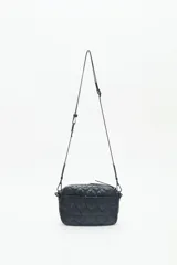 Bandolera pequeña de nylon acolchado con patrón de corazones, color rojo brillante. Posee correa regulable, cierre principal y bolsillo frontal con cierre. Incluye un llavero colgante con dije de corazón.