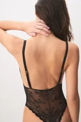 Body de encaje negro con escote en V profundo y tirantes finos.