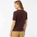 Camiseta de manga corta color borgoña con cuello de pico.