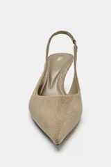 Zapato de tacón destalonado de diseño clásico, con acabado en punta fina, tira trasera elástica y tacón fino de altura media.