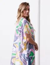 Kimono de manga amplia japonesa con estampado abstracto multicolor sobre fondo blanco. Presenta terminaciones con borlas en el ruedo.