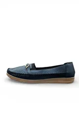 Mocasines marrones Legrand modelo LE119, con capellada perforada, costuras visibles en el contorno y detalle de tira con hebilla dorada.