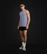 Musculosa deportiva de hombre, color celeste pálido, con cuello redondo y corte regular. Confeccionada en tejido de microfibra con tecnología Dry.