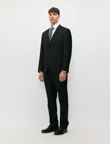 Ambo Harrington Label color negro, compuesto por saco de botonadura simple y pantalón de vestir a juego, de corte clásico y elegante.