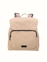 Mochila urbana de color beige, con solapa superior, bolsillo frontal con cierre negro y correas ajustables con logo estampado. Incluye placa metálica con el logo de la marca en la parte inferior.