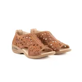 Sandalia baja de cuero color beige, con diseño cerrado en el talón y perforaciones circulares en el empeine. Cuenta con suela de goma con cámara de aire en el talón y plantilla marrón.