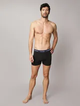 Pack de tres bóxers tipo trunk de algodón elástico, con cintura elástica distintiva de la marca con logo repetido. Incluye tres unidades en color negro con cinturas en azul marino, blanco y verde.