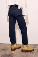 Pantalón de jean de tiro medio, color azul oscuro, corte recto y cinco bolsillos.