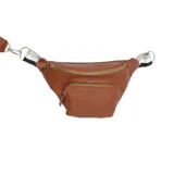 Riñonera color beige de cuero sintético, con correa de algodón regulable con rayas blancas, negras y beige. Tiene dos compartimentos con cierre.