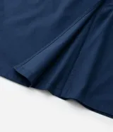 Falda midi azul marino de sarga de algodón, con bolsillos cargo laterales, cintura alta y cierre oculto.