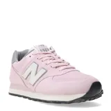 Championes urbanos New Balance modelo 574, color rosado, confeccionados en gamuza y malla. Presentan el logo N característico en los laterales, entresuela ENCAP para mayor amortiguación y suela de goma con puntera reforzada en color negro.