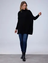 Polera de tejido de punto con cuello alto, corte oversize y mangas largas con puños elastizados.